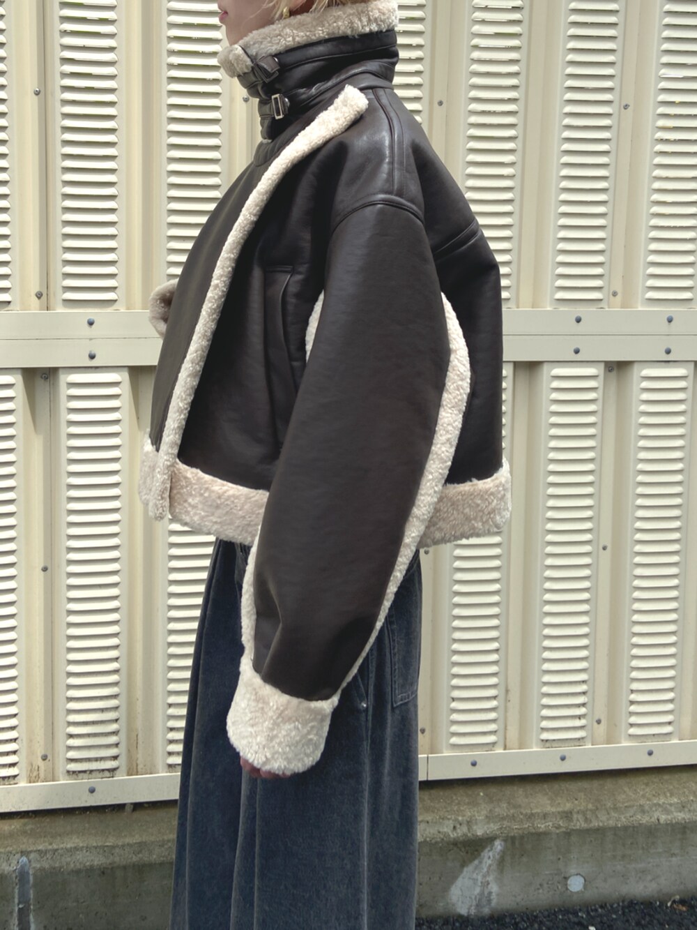 ブラウン系のライダースジャケット、ブラック系のデニムパンツを着用したレディースの冬コーディネートの2枚目の写真