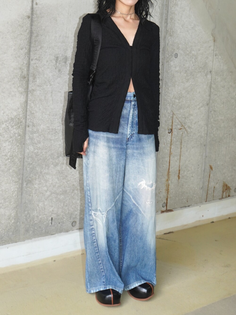 ブラック系のカーディガン/ボレロ、ブルー系のその他パンツを着用したレディースの春コーディネートの2枚目の写真