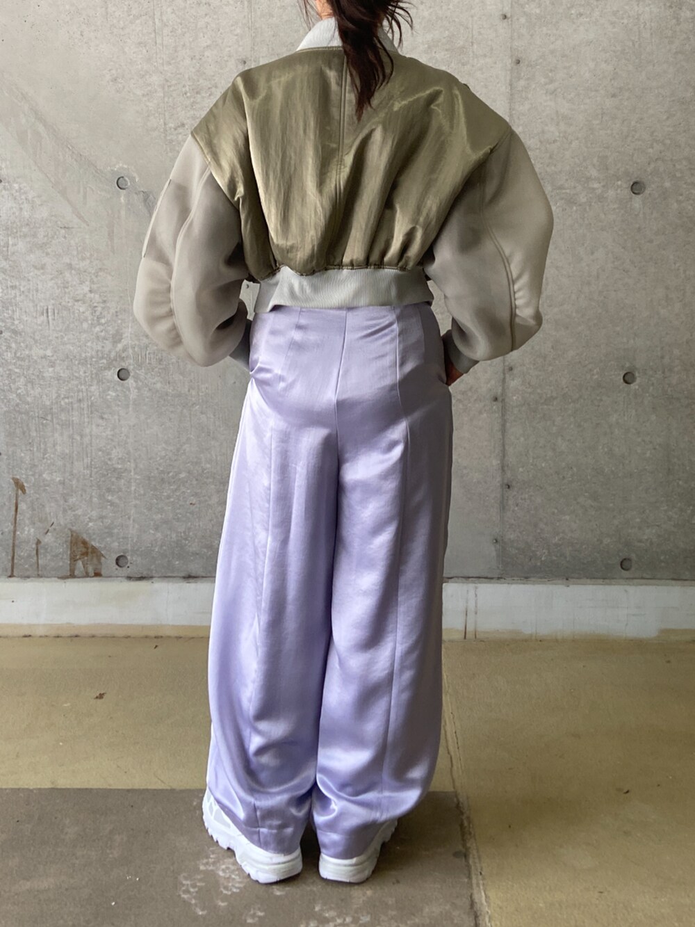 「MA-1、カラーコーデ、カラーパンツ、ラフ、カジュアル、サテンパンツ」｜「THINGS THAT MATTERのSHEER SLEEVES COMPACT MA-1 BLOUSON / シアースリーブコンパクトエムエーワンブルゾン（MA-1、グリーン系）」を使った、THINGS THAT MATTERさん（レディース・160cm）の冬コーディネートの2枚目の写真