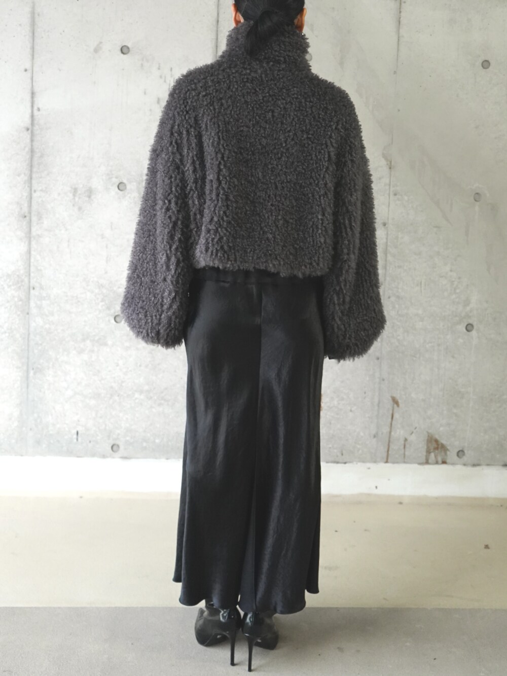 グレー系のブルゾンを着用したレディースの冬コーディネートの3枚目の写真