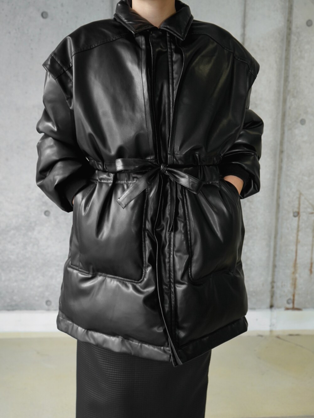 ブラック系のスカート、ブラック系のその他アウターを着用したレディースの冬コーディネートの3枚目の写真