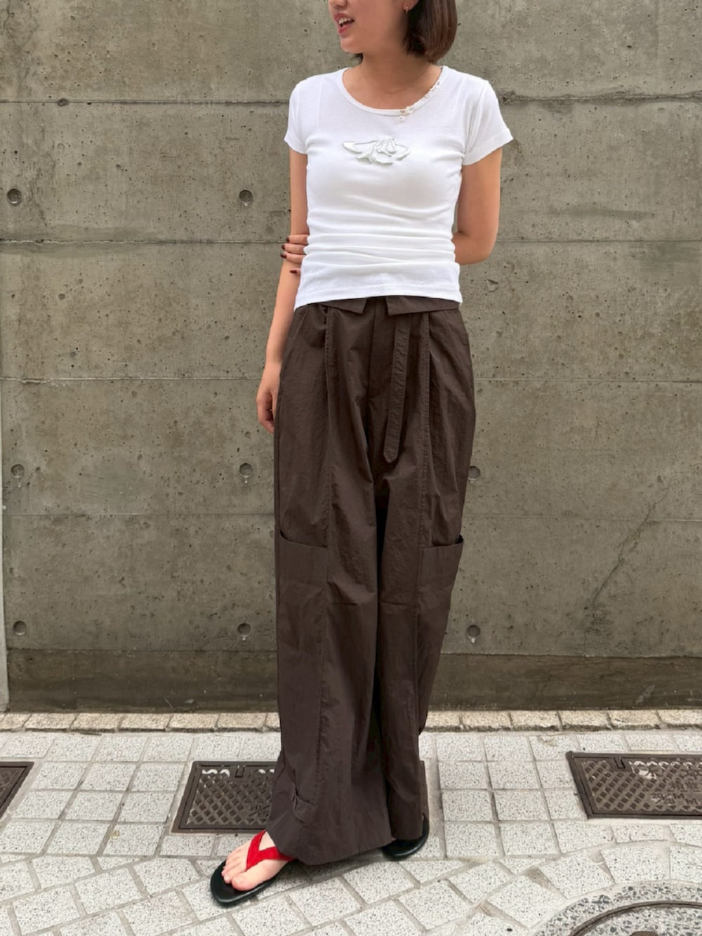 ブラウン系のその他パンツ、ホワイト系のTシャツ/カットソーを着用したレディースの夏コーディネートの2枚目の写真