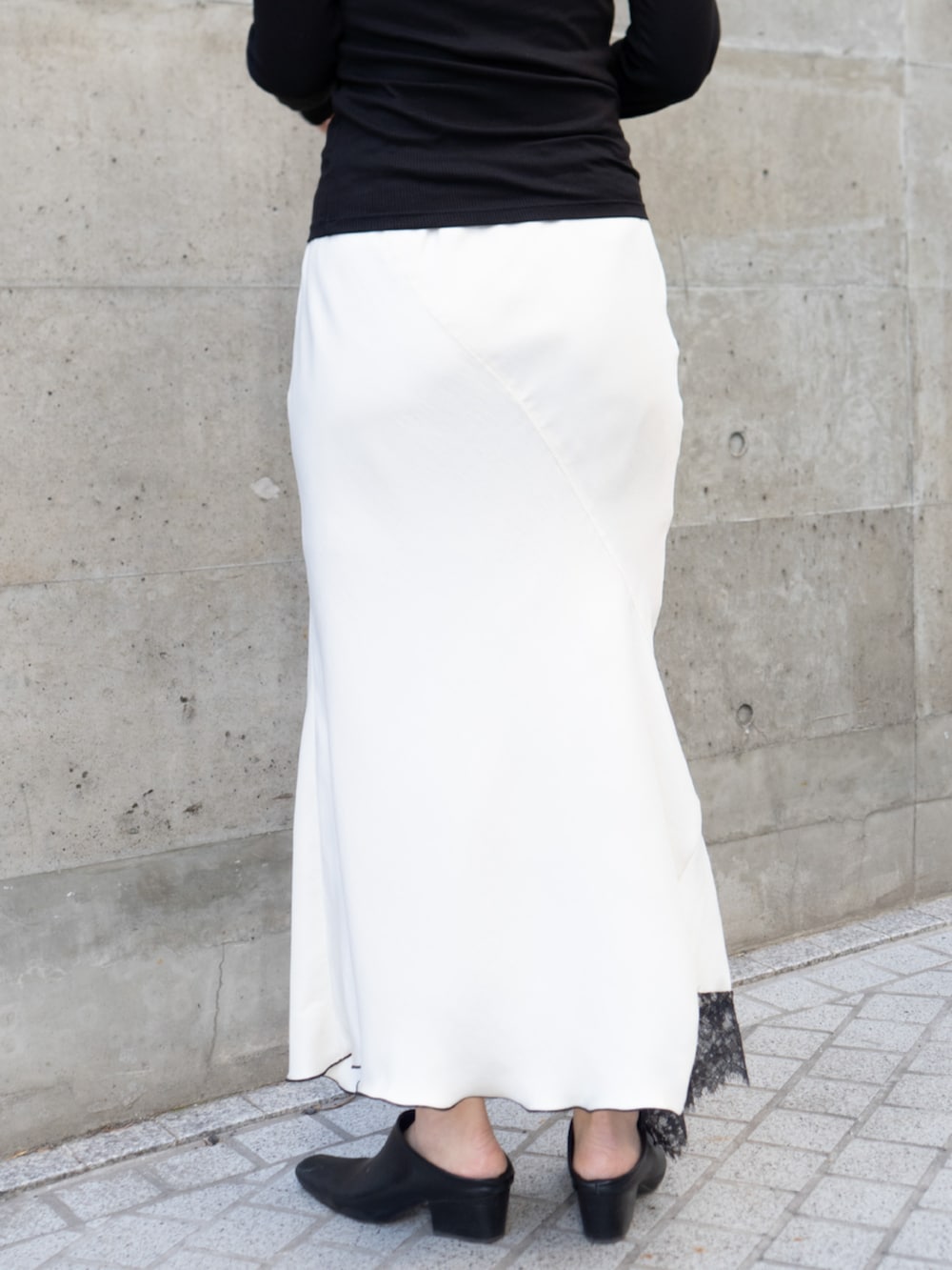 ホワイト系のスカートを着用したレディースの冬コーディネートの3枚目の写真