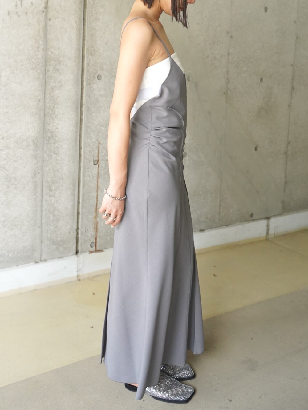 グレー系のジャンパースカートを着用したレディースの夏コーディネートの2枚目の写真