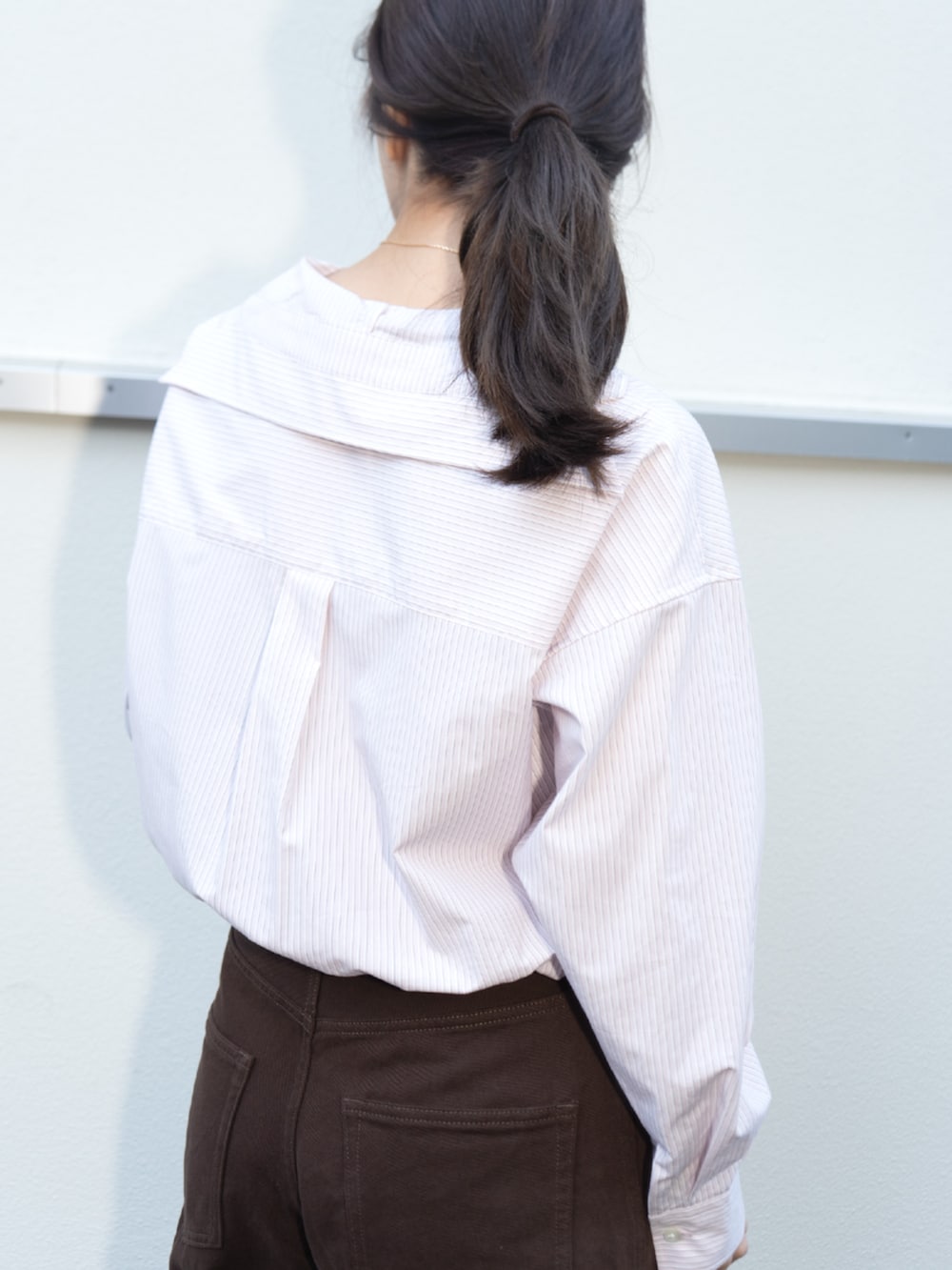 ブラウン系のデニムパンツを着用したレディースの冬コーディネートの3枚目の写真