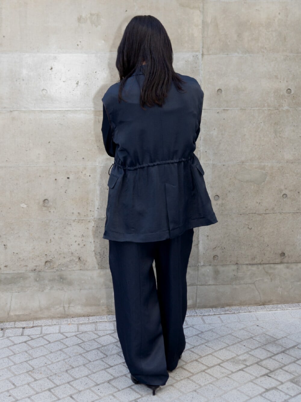 ブラック系のシャツ/ブラウス、ブルー系のスラックス、ブルー系のテーラードジャケットを着用したレディースの冬コーディネートの2枚目の写真