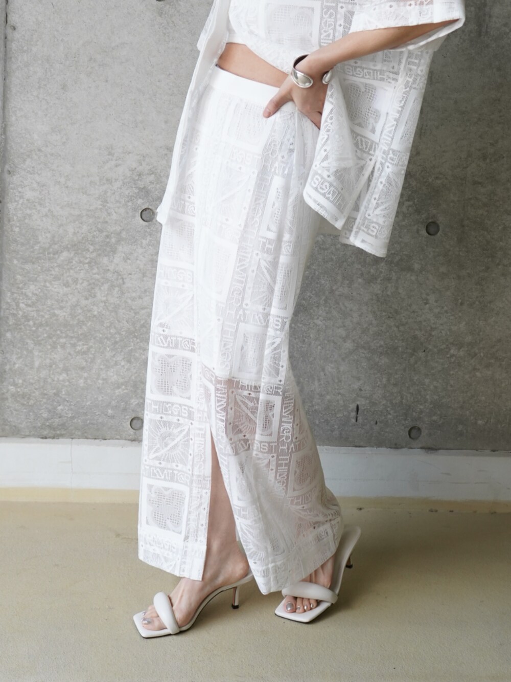 ホワイト系のスカート、ホワイト系のシャツ/ブラウスを着用したレディースの春コーディネートの2枚目の写真