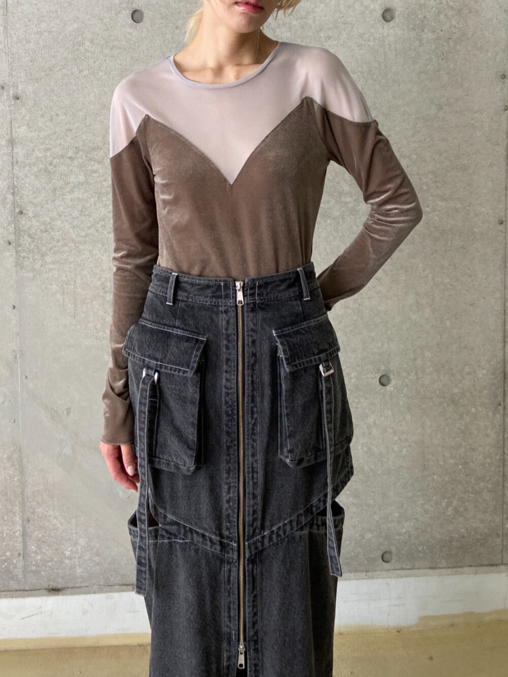 グリーン系のその他トップス、ブラック系のデニムスカートを着用したレディースの冬コーディネートの2枚目の写真