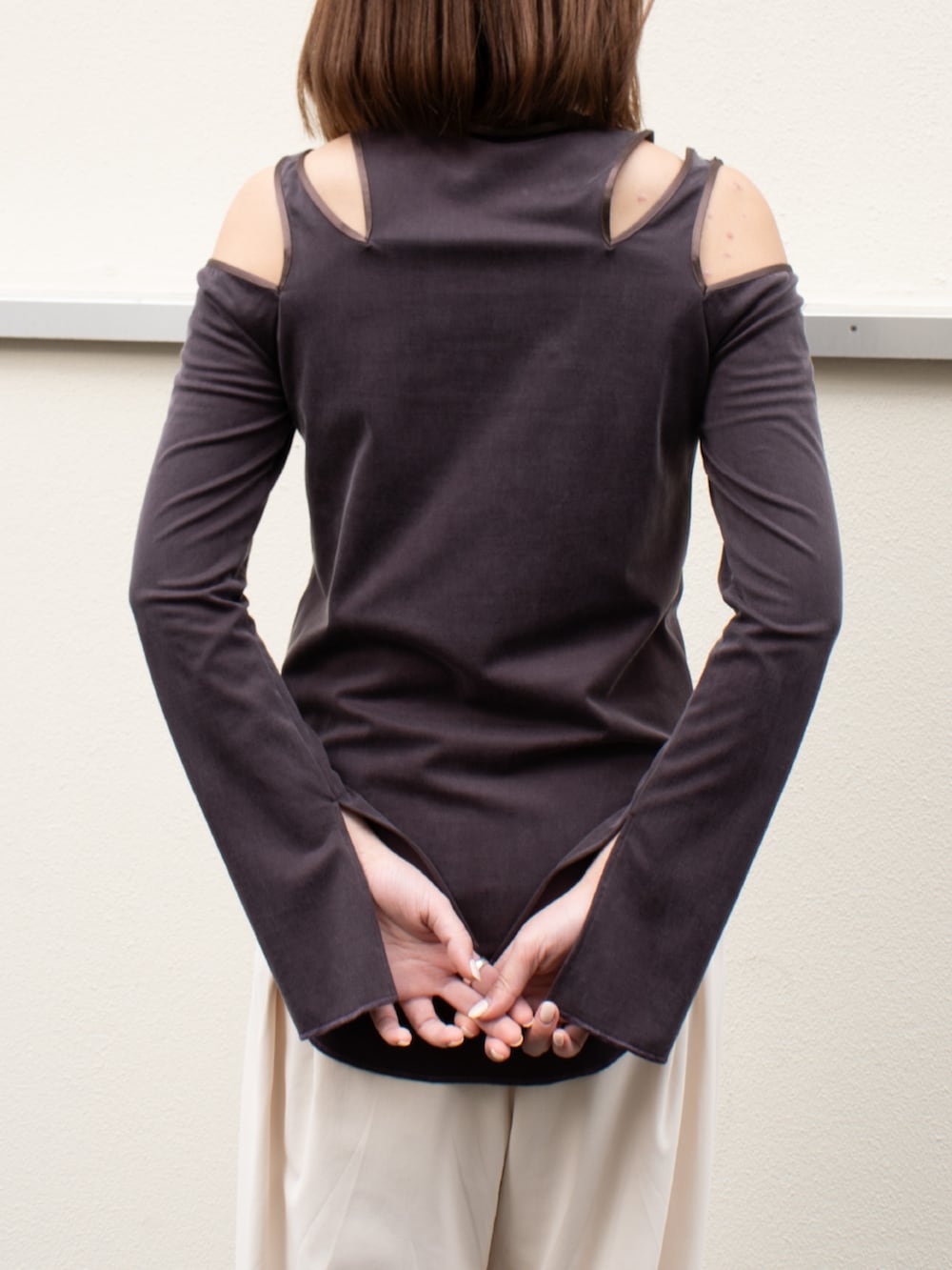 ベージュ系のスウェットパンツを着用したレディースの春コーディネートの2枚目の写真