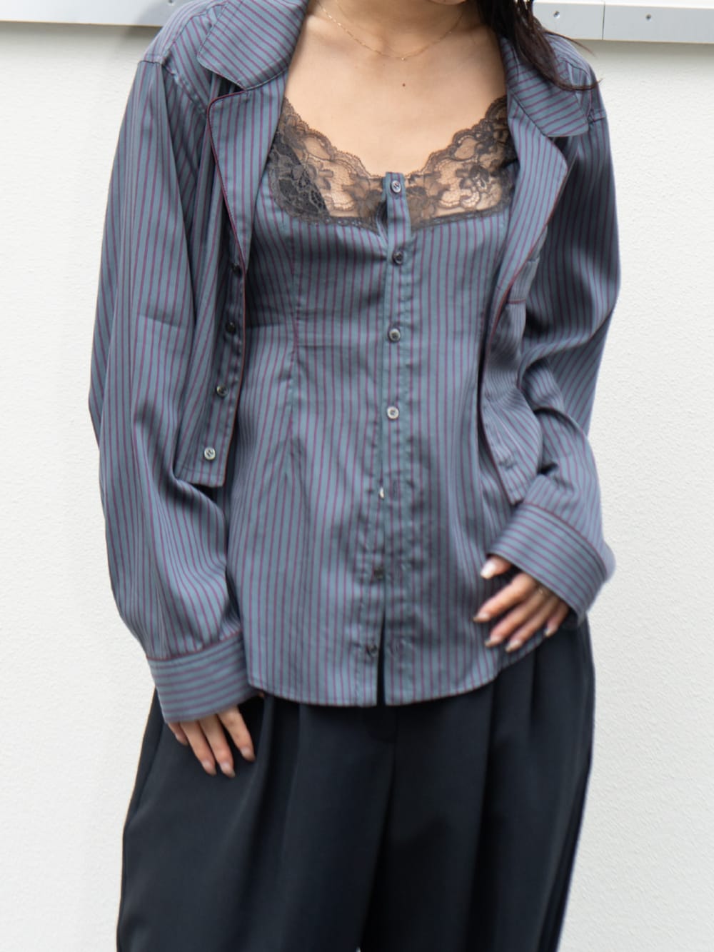 その他のシャツ/ブラウスを着用したレディースの春コーディネートの2枚目の写真