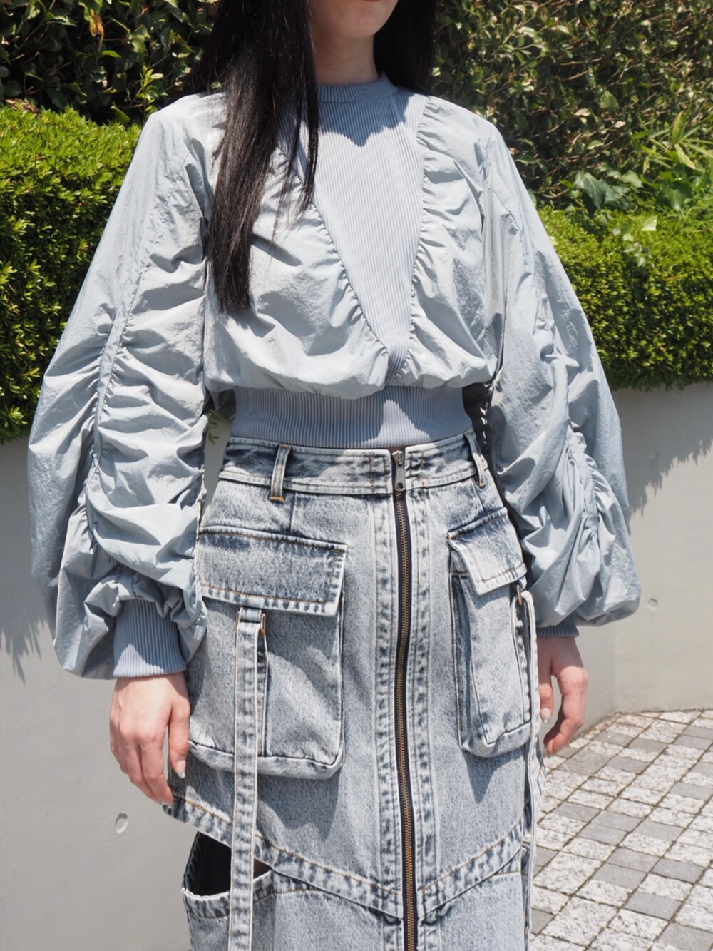 ブルー系のデニムスカート、グレー系のその他トップスを着用したレディースの冬コーディネートの3枚目の写真