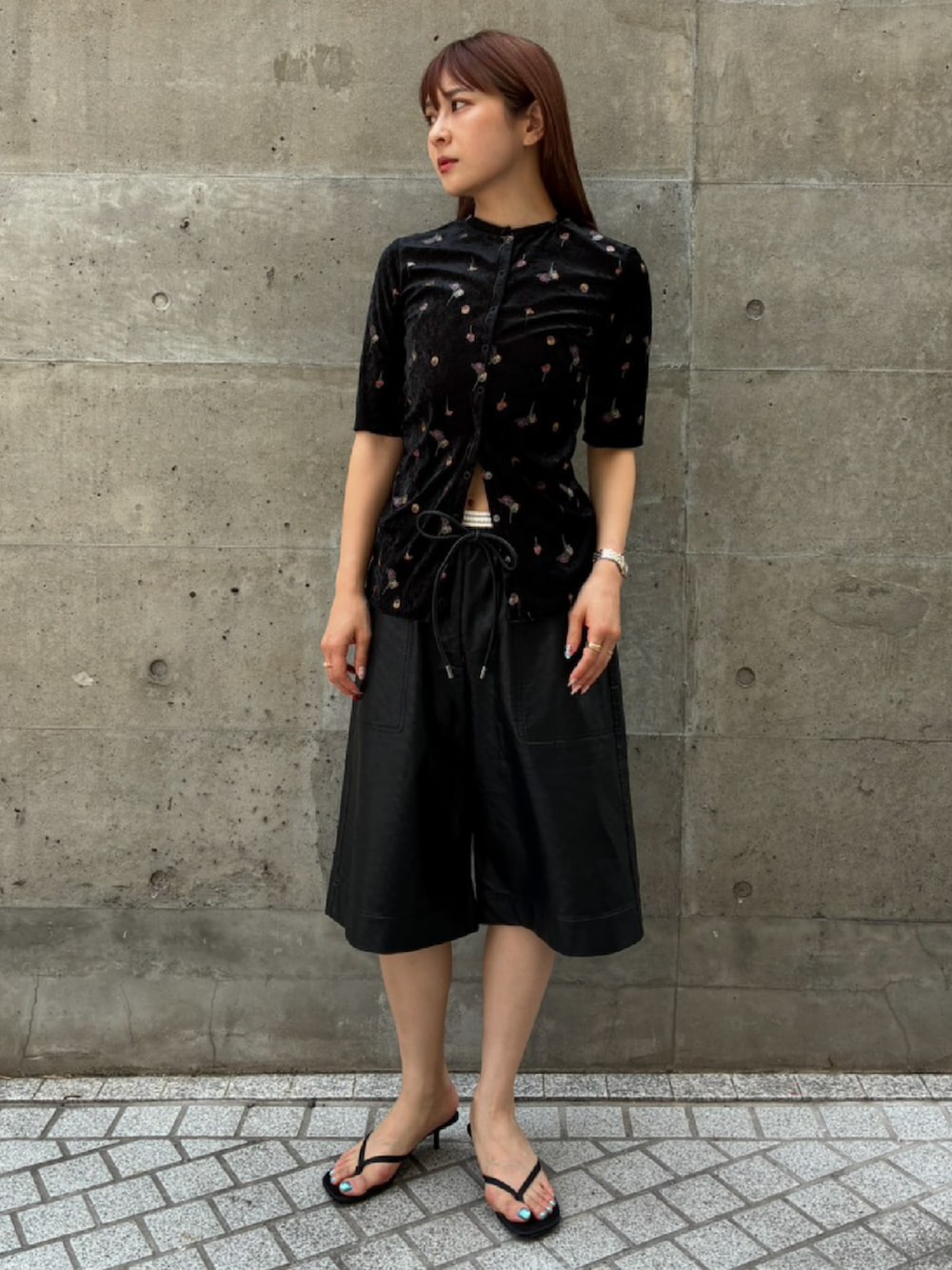 ブラック系のその他パンツ、ブラック系のTシャツ/カットソーを着用したレディースの夏コーディネートの2枚目の写真