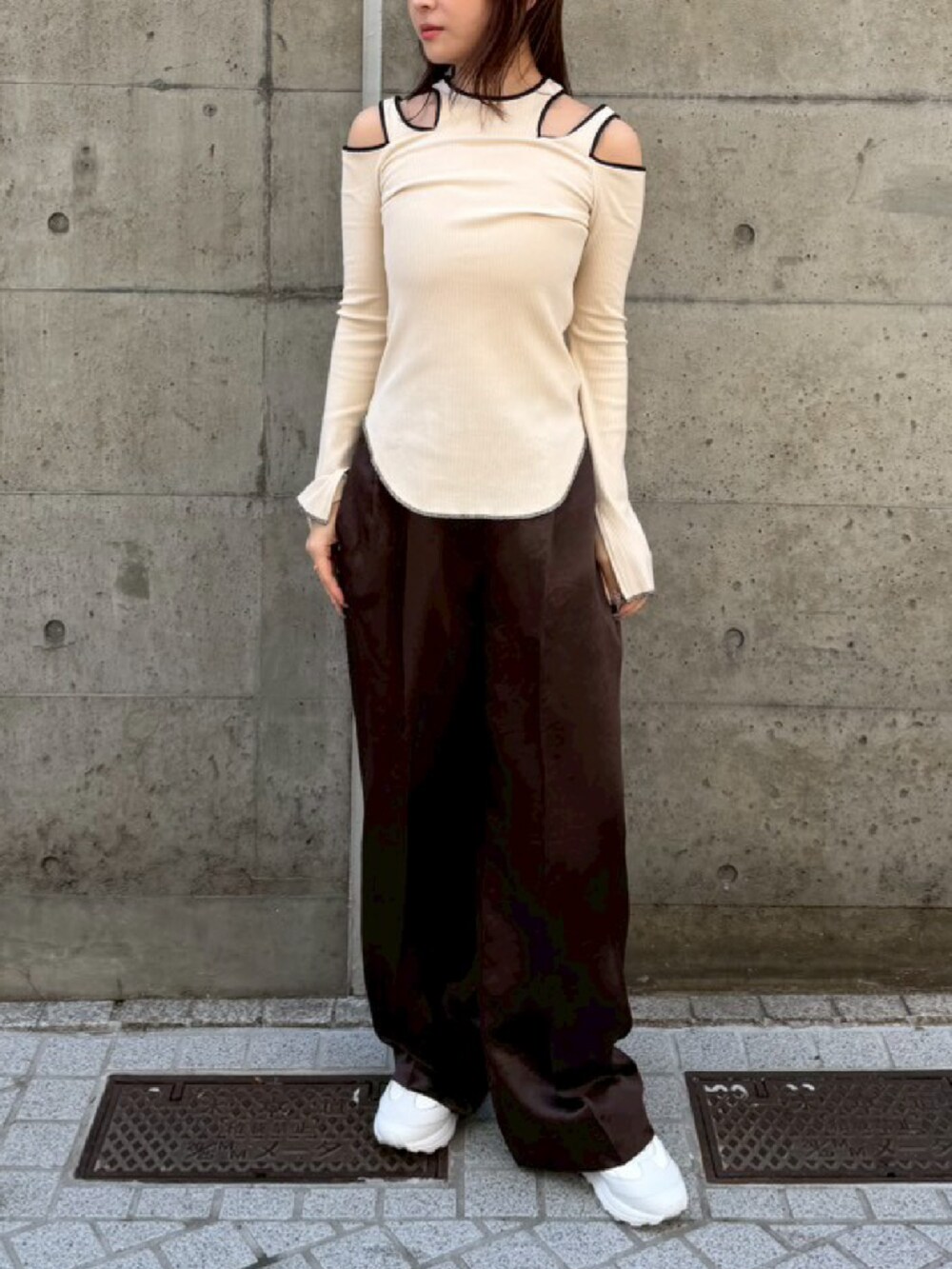 ベージュ系のTシャツ/カットソー、ブラウン系のその他パンツを着用したレディースの春コーディネートの2枚目の写真