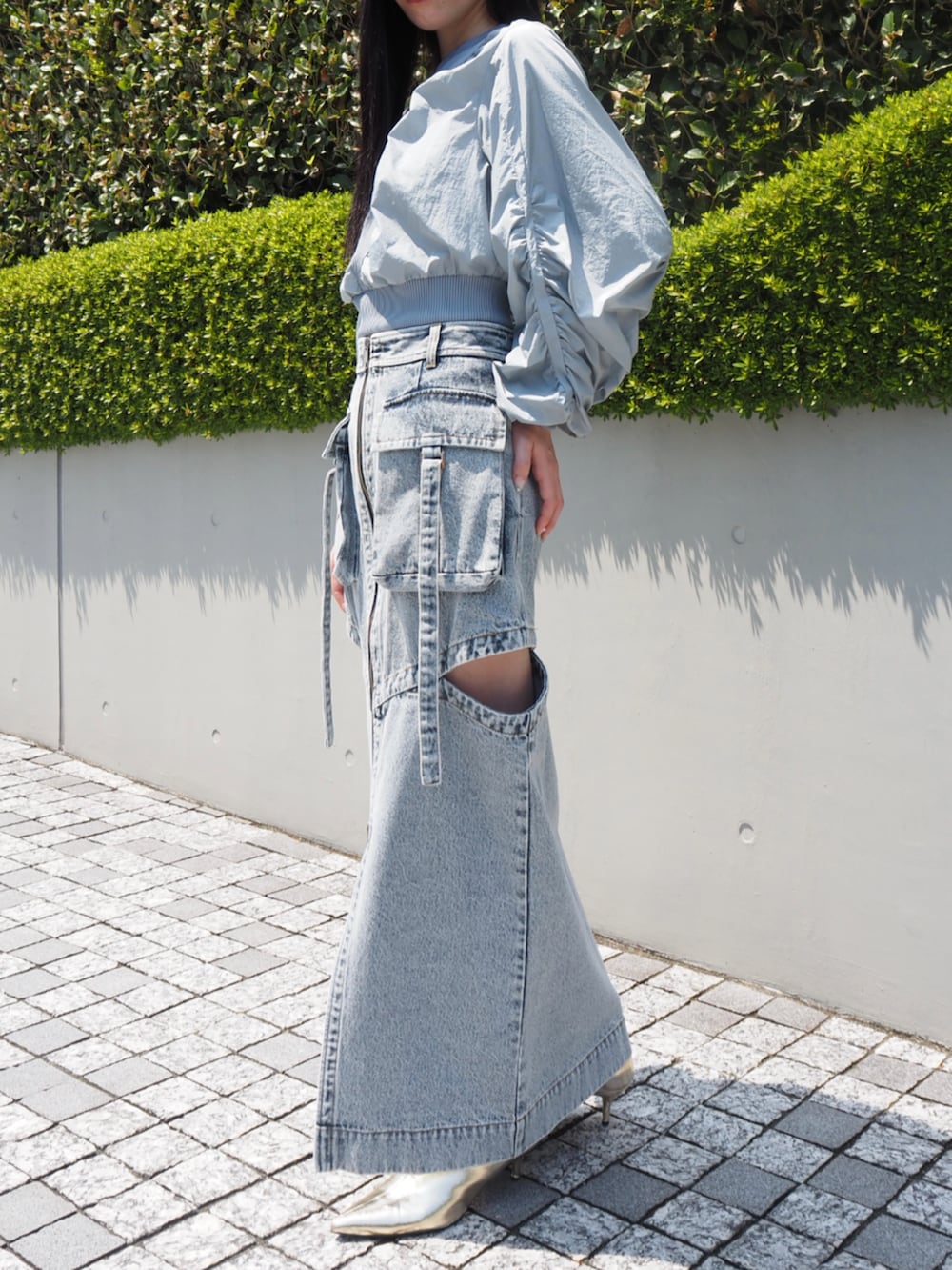 ブルー系のデニムスカート、グレー系のその他トップスを着用したレディースの冬コーディネートの2枚目の写真