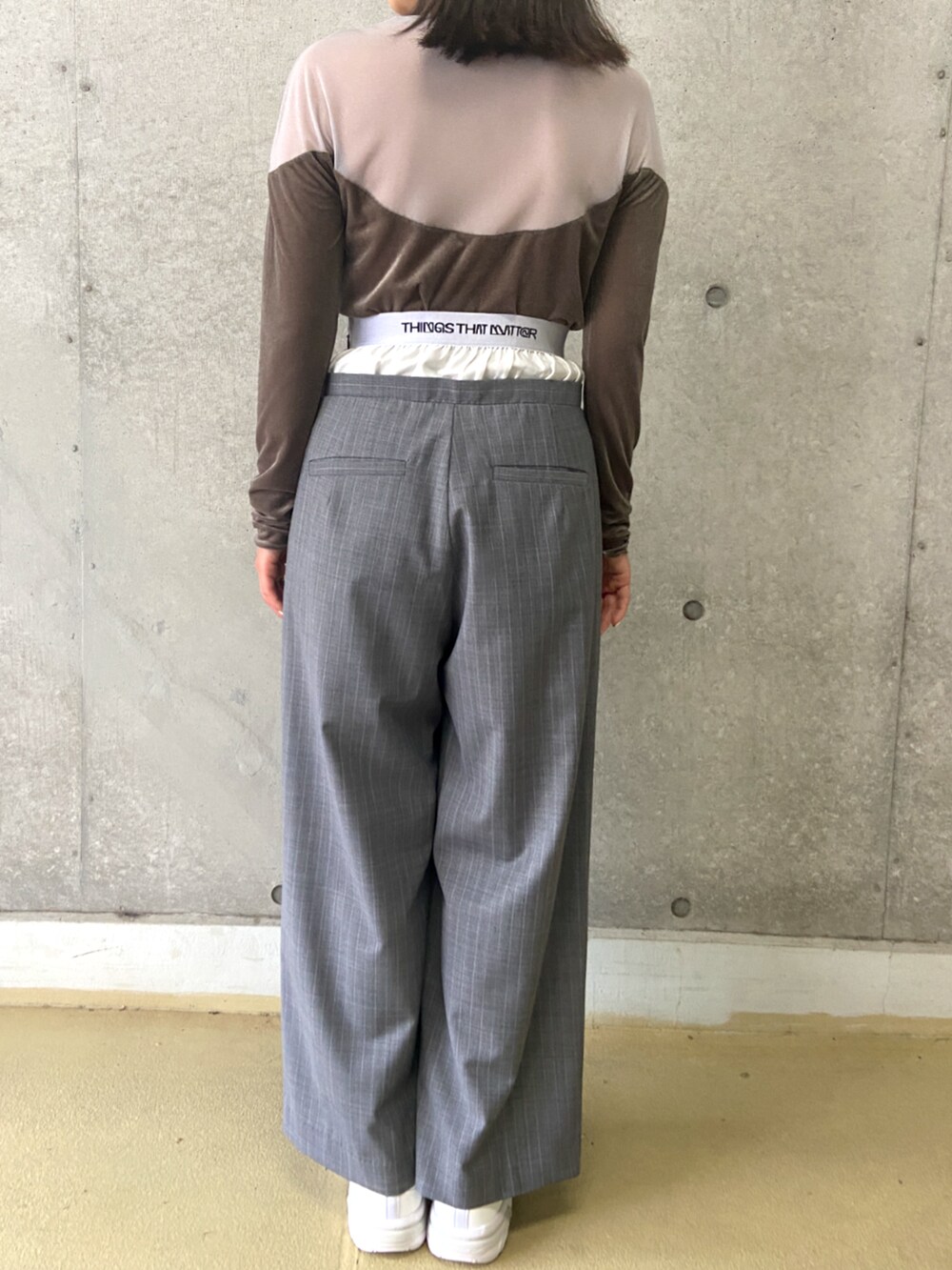 グリーン系のその他トップス、その他のスラックスを着用したレディースの冬コーディネートの2枚目の写真