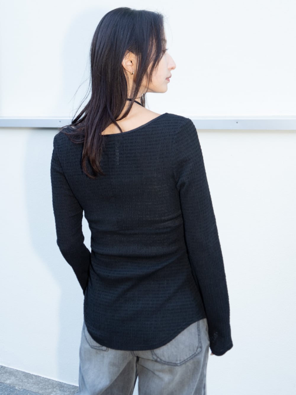 ブラック系のシャツ/ブラウス、ブラック系のデニムパンツを着用したレディースの冬コーディネートの3枚目の写真