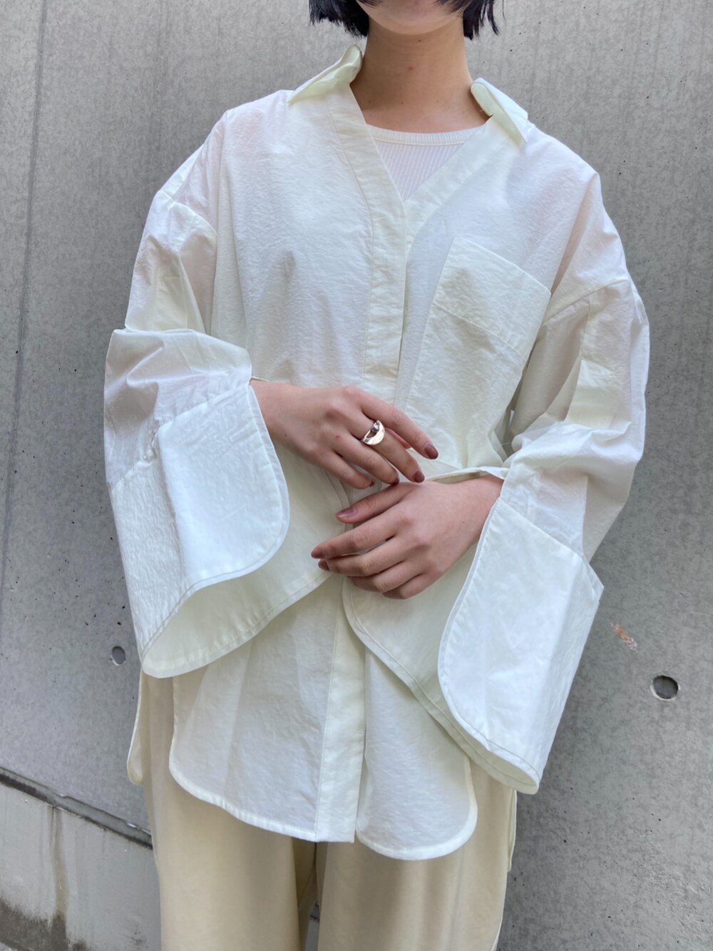 ホワイト系のシャツ/ブラウス、ベージュ系のその他パンツを着用したレディースの冬コーディネートの2枚目の写真