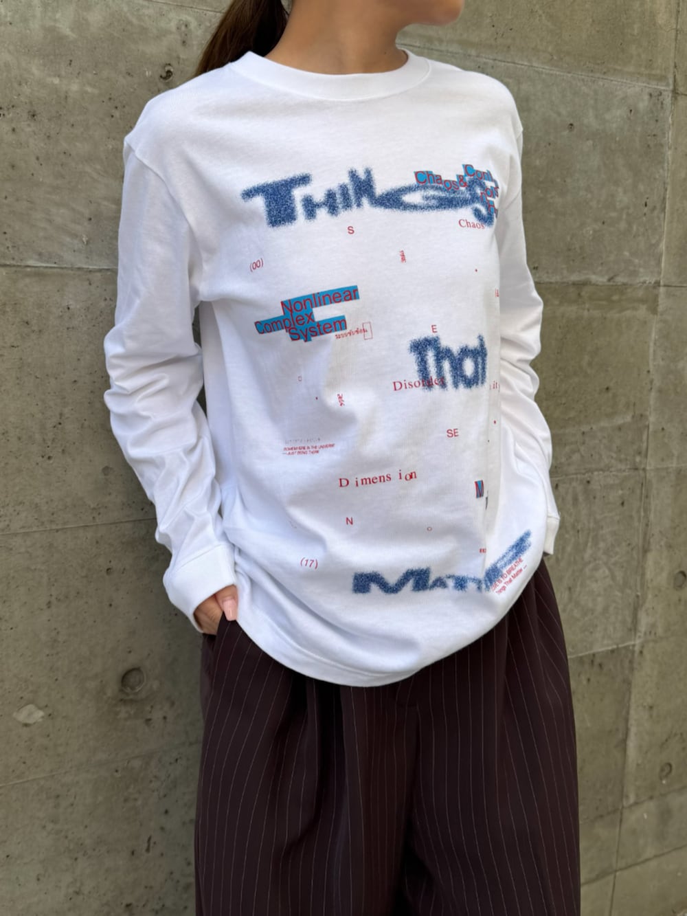 ホワイト系のTシャツ/カットソーを着用したレディースの春コーディネートの3枚目の写真