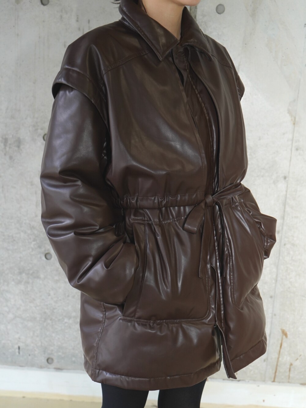 ブラウン系のその他アウターを着用したレディースの冬コーディネートの4枚目の写真