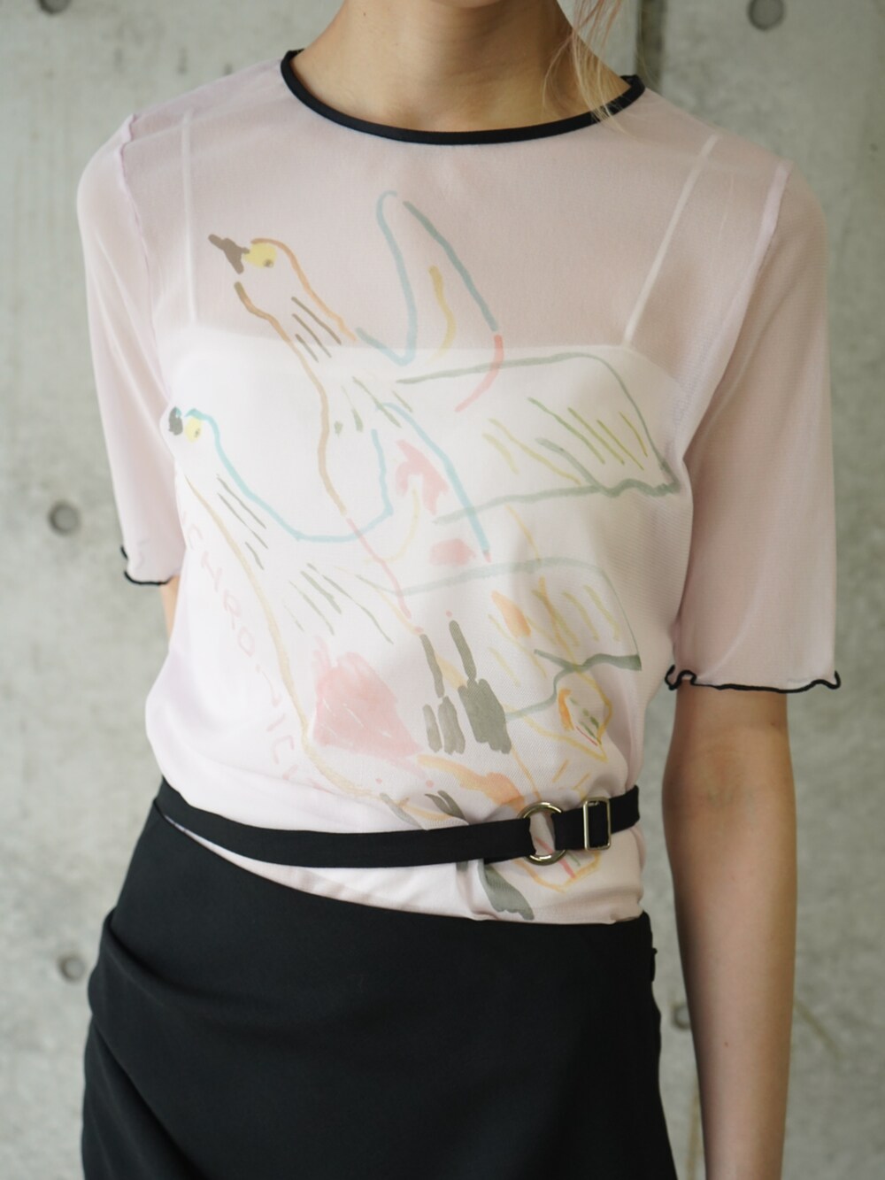 ピンク系のその他トップス、ブラック系のスカートを着用したレディースの夏コーディネートの2枚目の写真