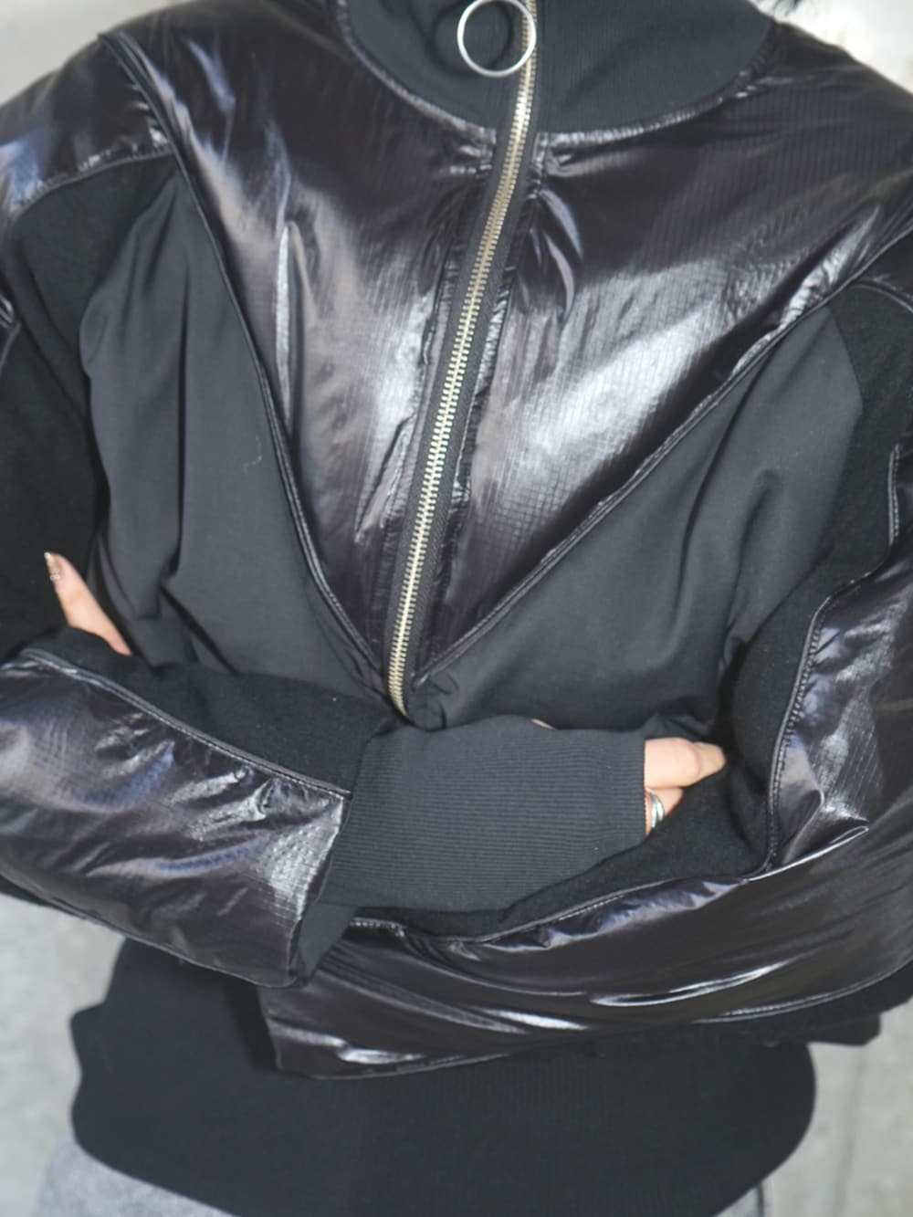 ブラック系のその他アウター、ブラック系のデニムパンツを着用したレディースの冬コーディネートの3枚目の写真