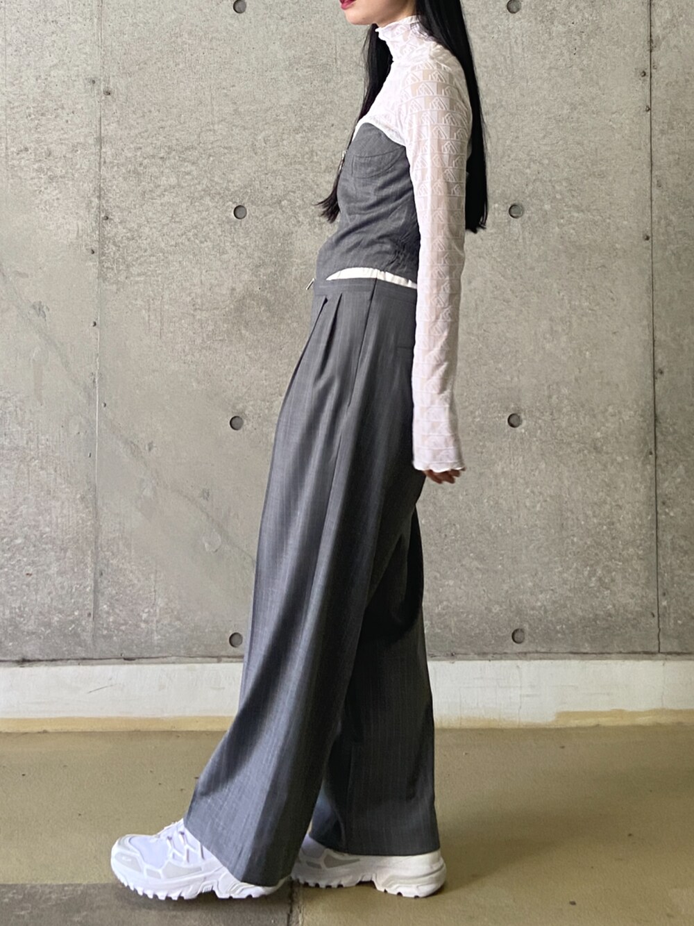 その他のスラックス、ホワイト系のその他トップス、その他のチューブトップを着用したレディースの冬コーディネートの2枚目の写真