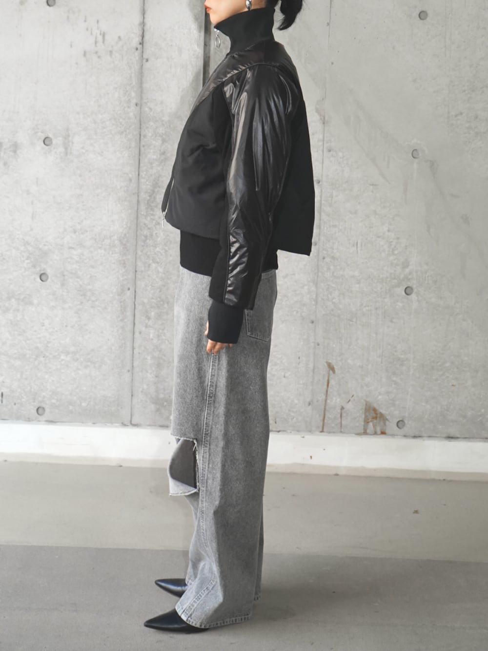 ブラック系のその他アウター、ブラック系のデニムパンツを着用したレディースの冬コーディネートの2枚目の写真