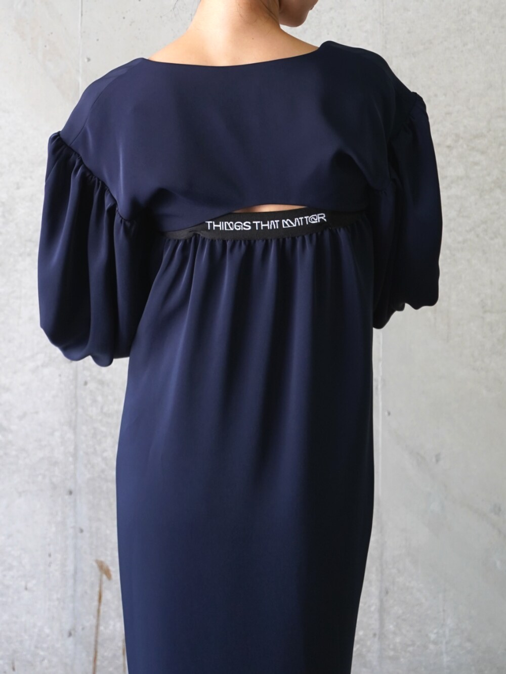 ブラック系のワンピースを着用したレディースの冬コーディネートの4枚目の写真