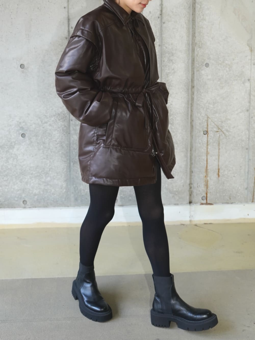 ブラウン系のその他アウターを着用したレディースの冬コーディネートの2枚目の写真