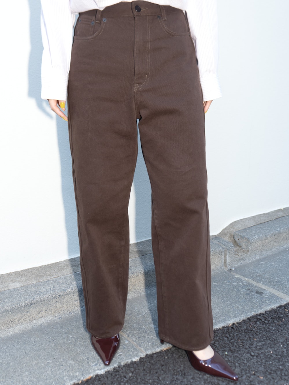 ブラウン系のデニムパンツを着用したレディースの冬コーディネートの4枚目の写真