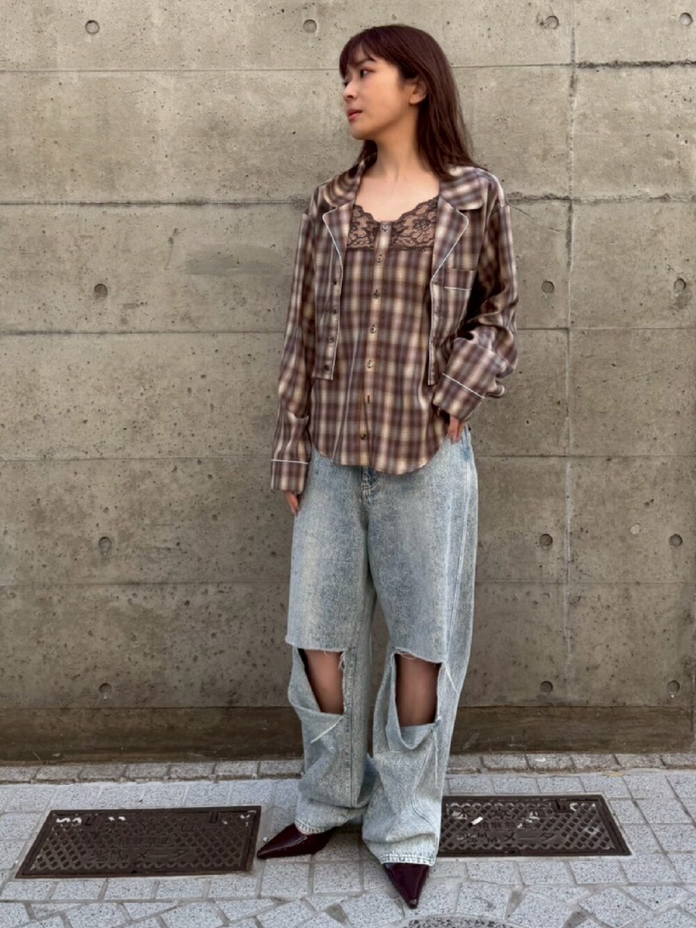 ブルー系のデニムパンツ、その他のシャツ/ブラウスを着用したレディースの春コーディネートの2枚目の写真
