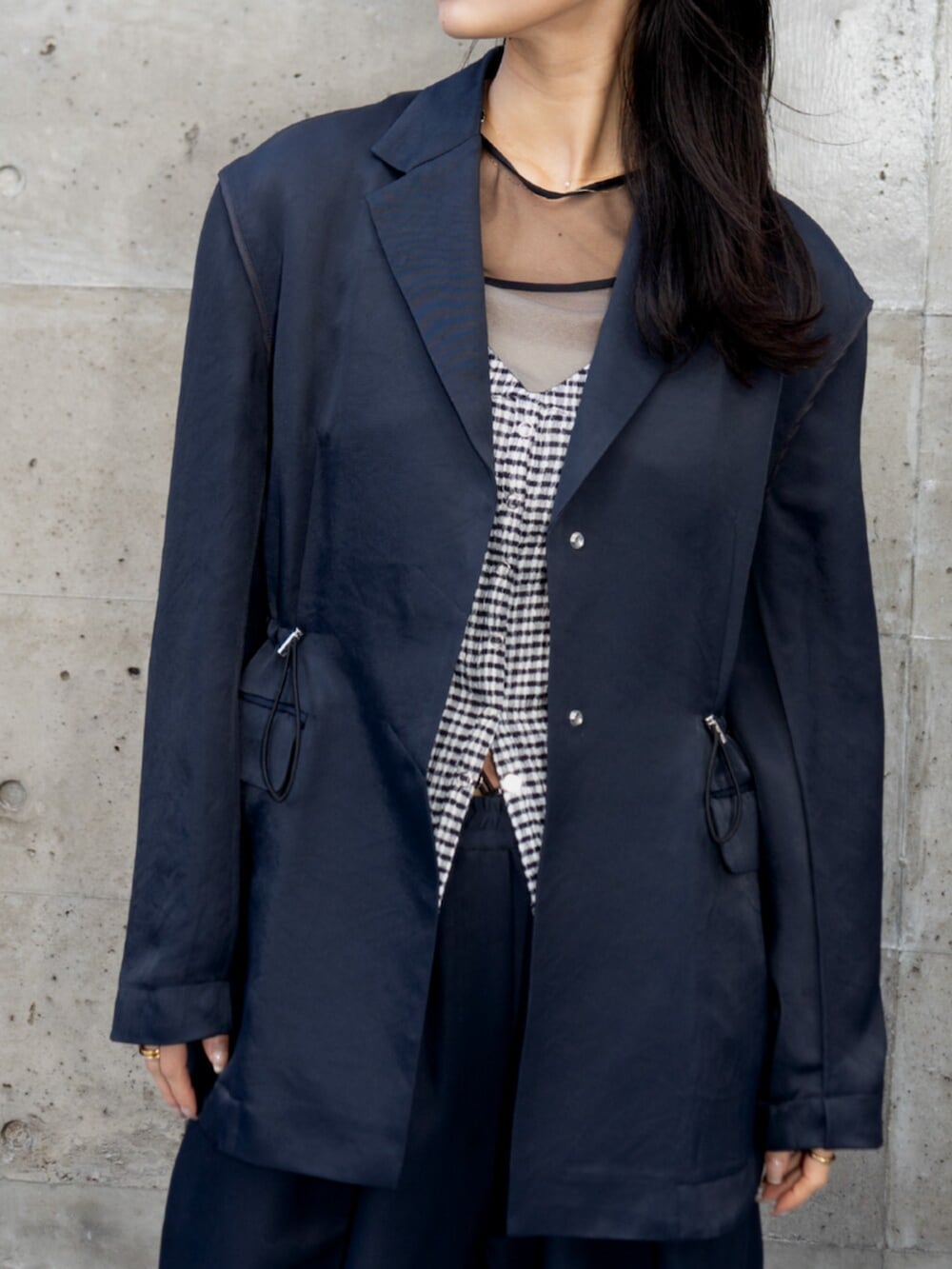 ブラック系のシャツ/ブラウス、ブルー系のスラックス、ブルー系のテーラードジャケットを着用したレディースの冬コーディネートの3枚目の写真