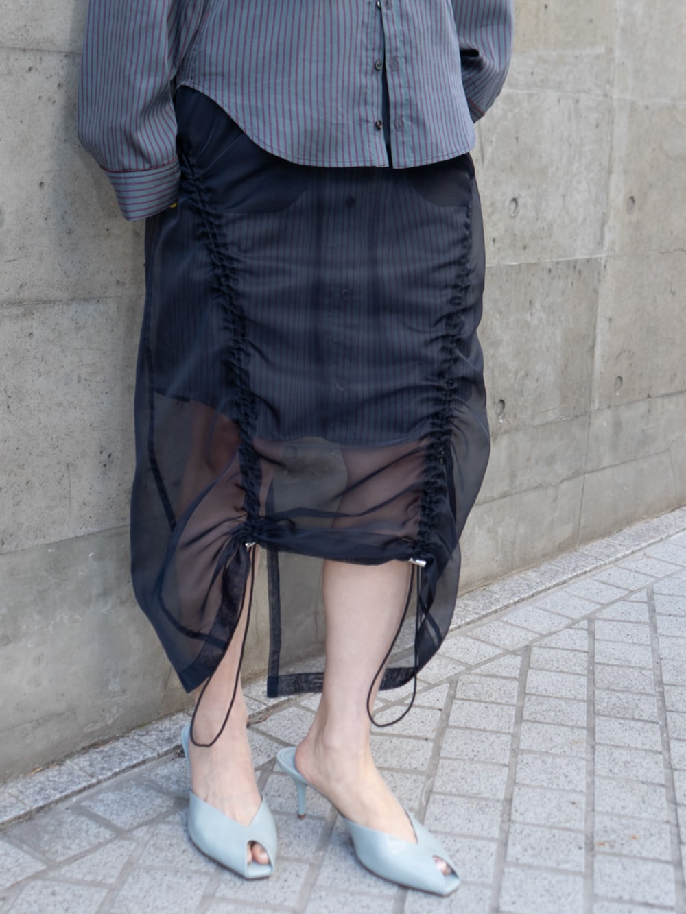 その他のシャツ/ブラウス、ブルー系のスカートを着用したレディースの春コーディネートの4枚目の写真