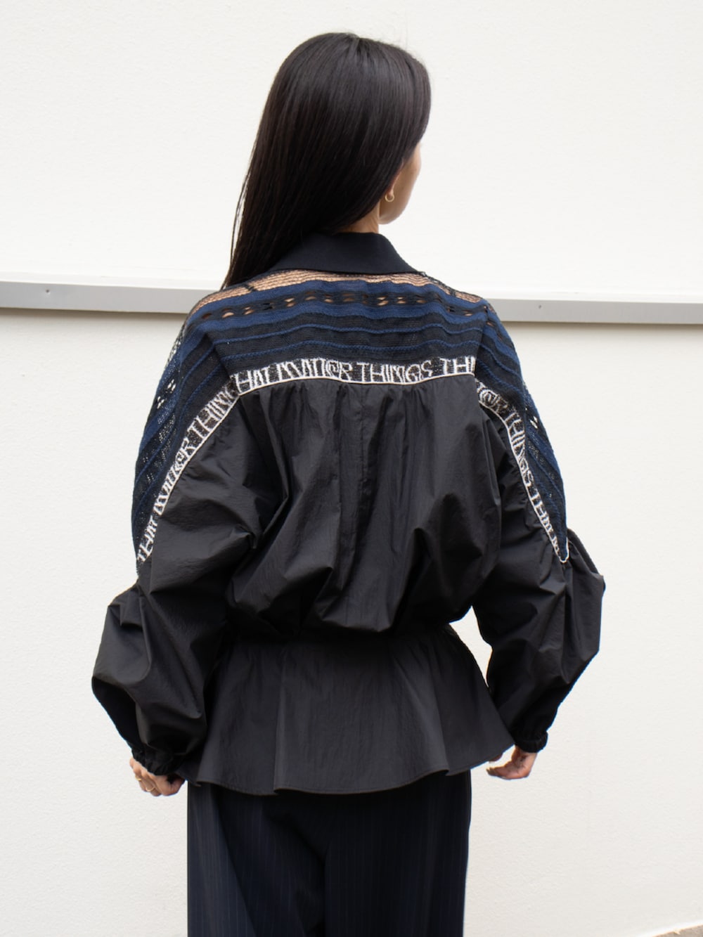 ブラック系のブルゾンを着用したレディースの春コーディネートの3枚目の写真