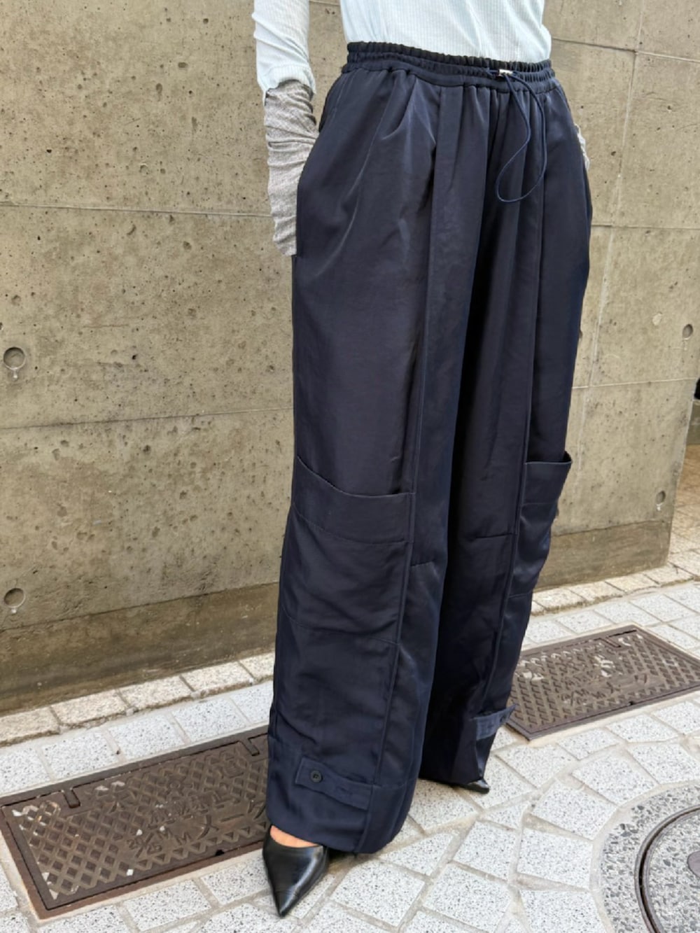 ブルー系のその他パンツ、ブルー系のTシャツ/カットソーを着用したレディースの秋コーディネートの2枚目の写真