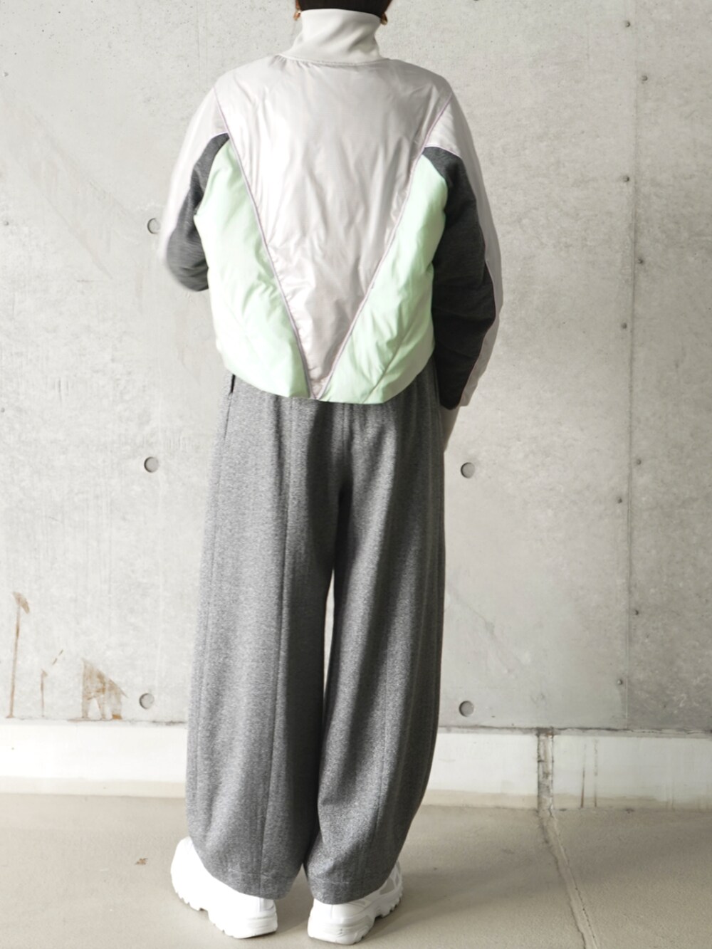 グリーン系のその他アウター、グレー系のその他パンツを着用したレディースの冬コーディネートの3枚目の写真