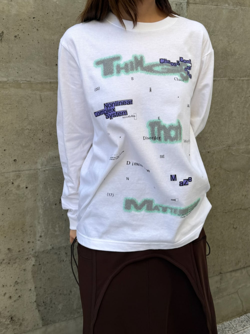 ホワイト系のTシャツ/カットソーを着用したレディースの春コーディネートの3枚目の写真