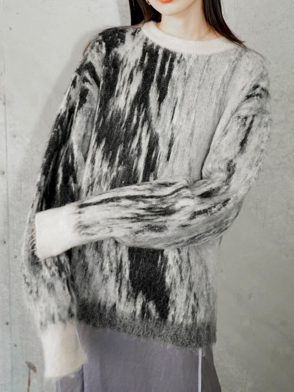 ブラック系のニット/セーターを着用したレディースの冬コーディネートの3枚目の写真