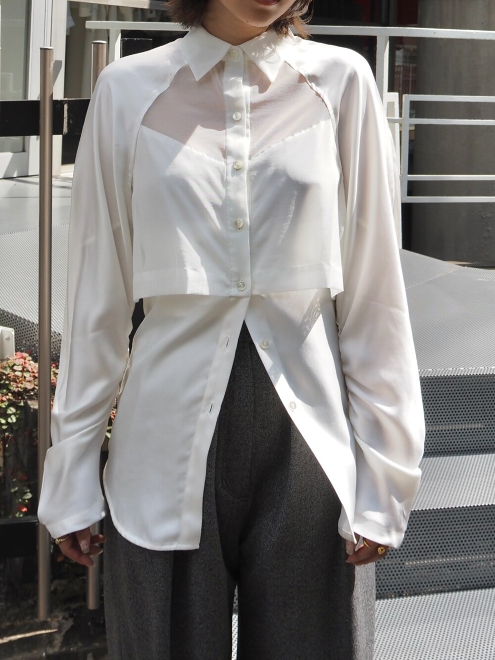 ホワイト系のシャツ/ブラウス、グレー系のその他パンツを着用したレディースの冬コーディネートの2枚目の写真