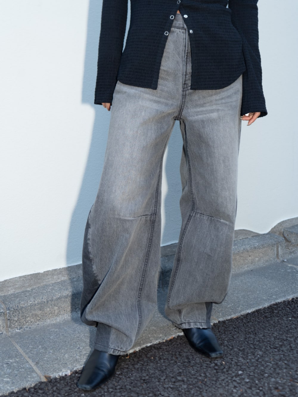 ブラック系のシャツ/ブラウス、ブラック系のデニムパンツを着用したレディースの冬コーディネートの4枚目の写真