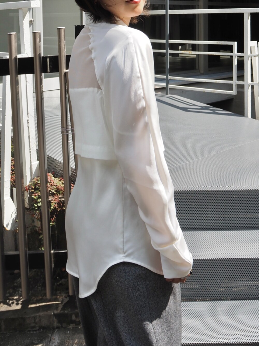 ホワイト系のシャツ/ブラウス、グレー系のその他パンツを着用したレディースの冬コーディネートの3枚目の写真