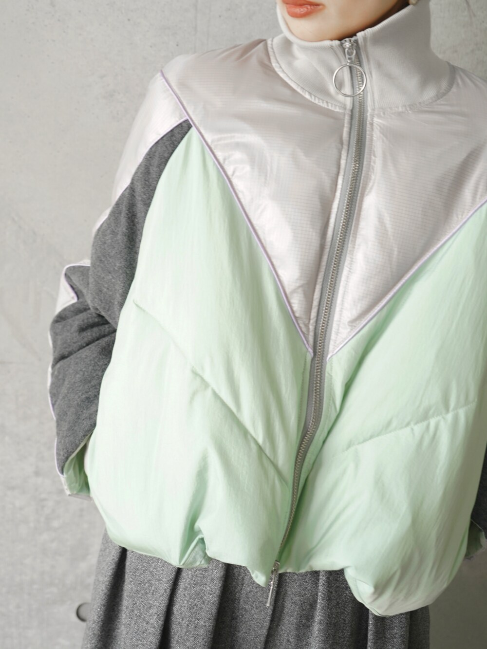 グリーン系のその他アウター、グレー系のその他パンツを着用したレディースの冬コーディネートの4枚目の写真