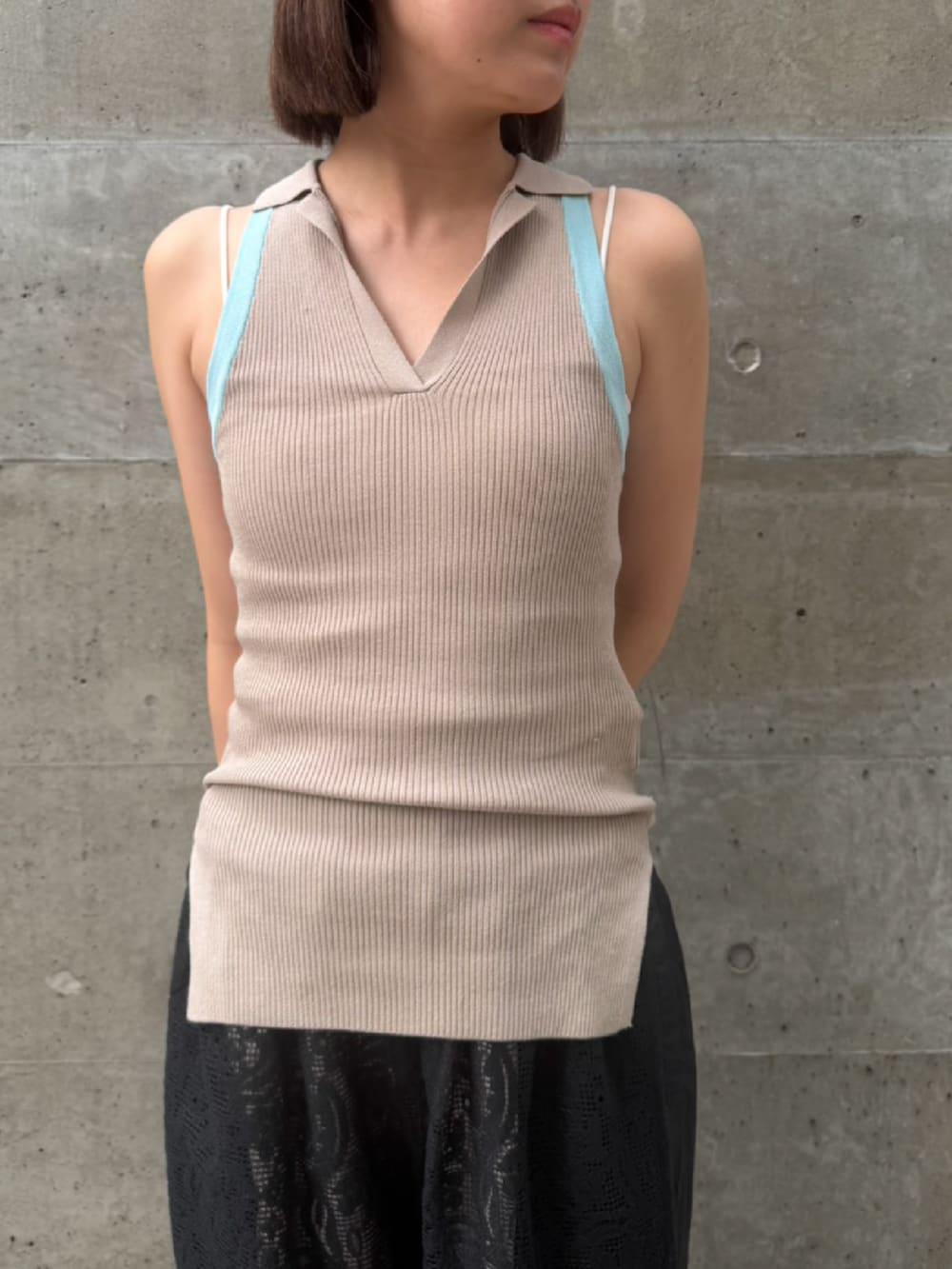 ベージュ系のタンクトップ、ブラック系のその他パンツを着用したレディースの夏コーディネートの2枚目の写真