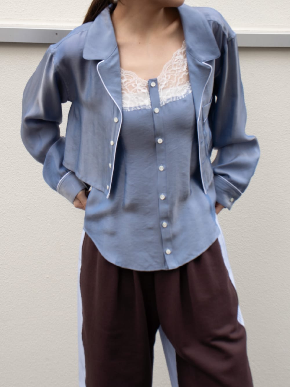 ブルー系のシャツ/ブラウスを着用したレディースの春コーディネートの2枚目の写真