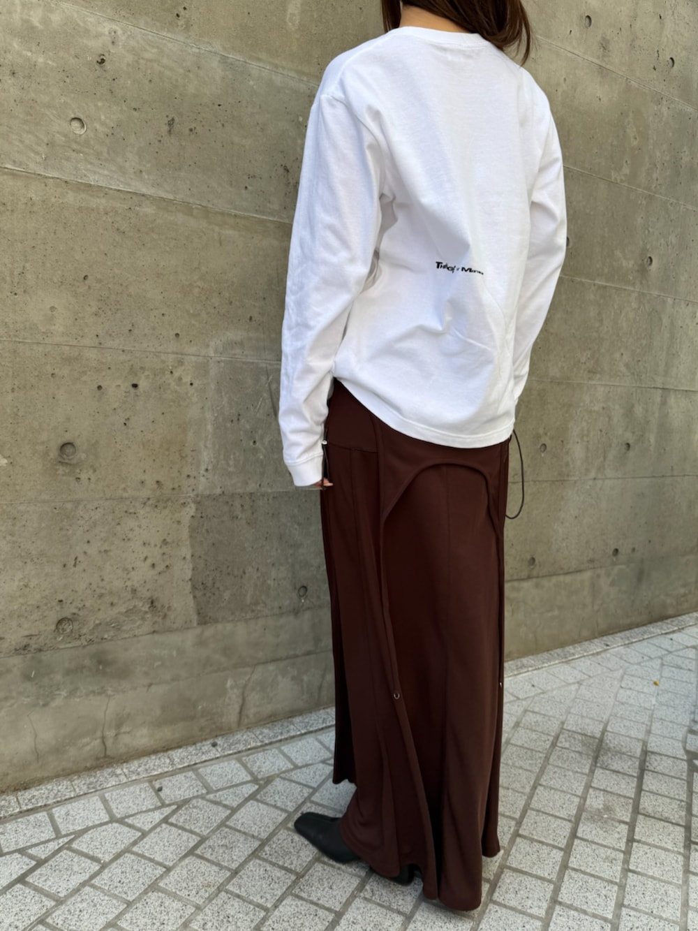 ホワイト系のTシャツ/カットソーを着用したレディースの春コーディネートの4枚目の写真