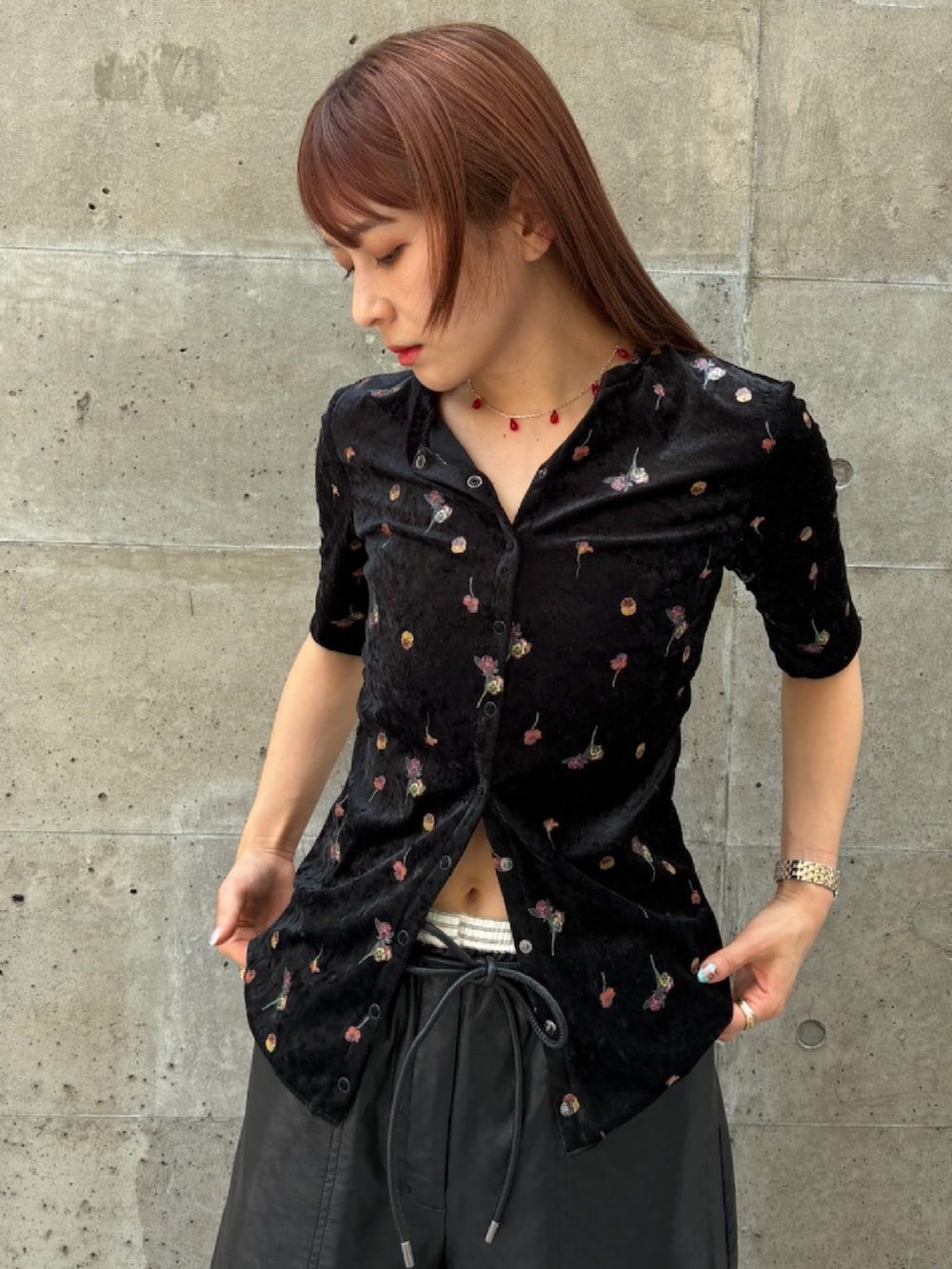 ブラック系のその他パンツ、ブラック系のTシャツ/カットソーを着用したレディースの夏コーディネートの3枚目の写真
