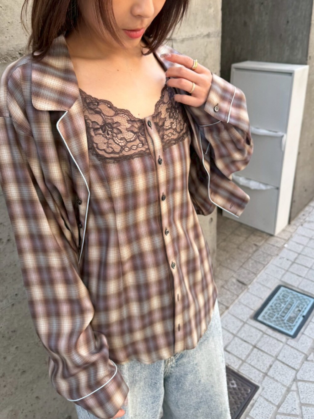 ブルー系のデニムパンツ、その他のシャツ/ブラウスを着用したレディースの春コーディネートの3枚目の写真