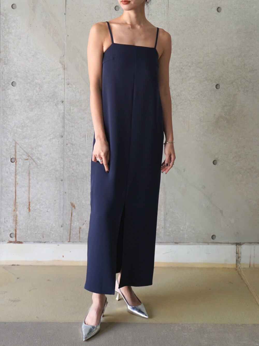 ブラック系のワンピースを着用したレディースの冬コーディネートの3枚目の写真