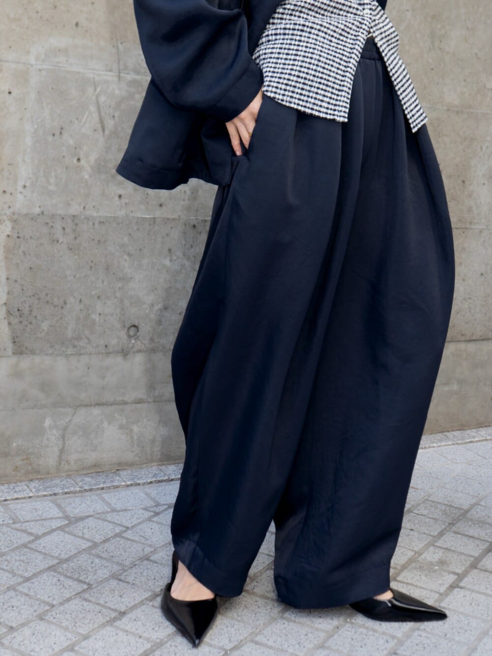 ブラック系のシャツ/ブラウス、ブルー系のスラックス、ブルー系のテーラードジャケットを着用したレディースの冬コーディネートの4枚目の写真