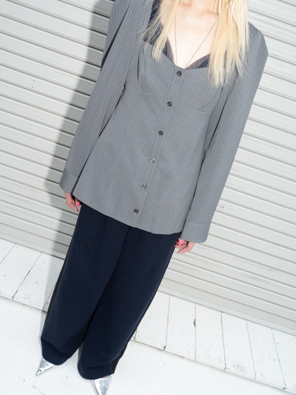 その他のシャツ/ブラウス、ブラック系のスウェットパンツを着用したレディースの秋コーディネートの2枚目の写真